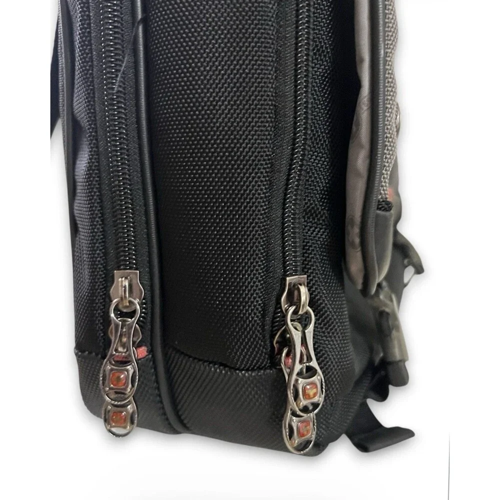 SwissGear By Wenger Saturn 17” Laptop Messenger Bag Gray Black Rugged Pockets